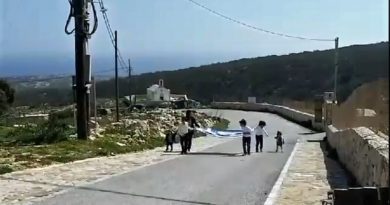 Παρέλαση στη Γαύδο με μόλις τρεις μαθητές Παρέλαση στη Γαύδο με μόλις τρεις μαθητές