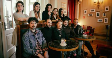 «Ο στρατηγός κάνει φασαρία στην πλατεία» του Μάκη Τσίτα,σε σκηνοθεσία Ρούλας Πατεράκη, στο Δημοτικό Θέατρο Πειραιά «Ο στρατηγός κάνει φασαρία στην πλατεία» του Μάκη Τσίτα,σε σκηνοθεσία Ρούλας Πατεράκη, στο Δημοτικό Θέατρο Πειραιά