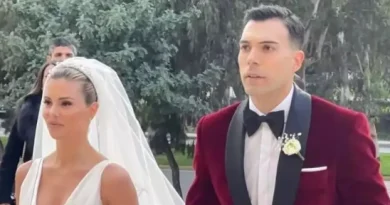 Ο Κώστας Σλούκας ντύθηκε στα κόκκινα και παντρεύτηκε την Μαρία Δαρσινού