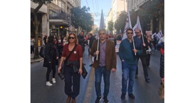 Ο Μανώλης Μάκαρης στην πορεία των υγειονομικών