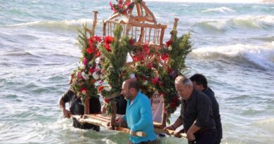 Νάξος περιφορά του Επιταφίου μέσα στη θάλασσα