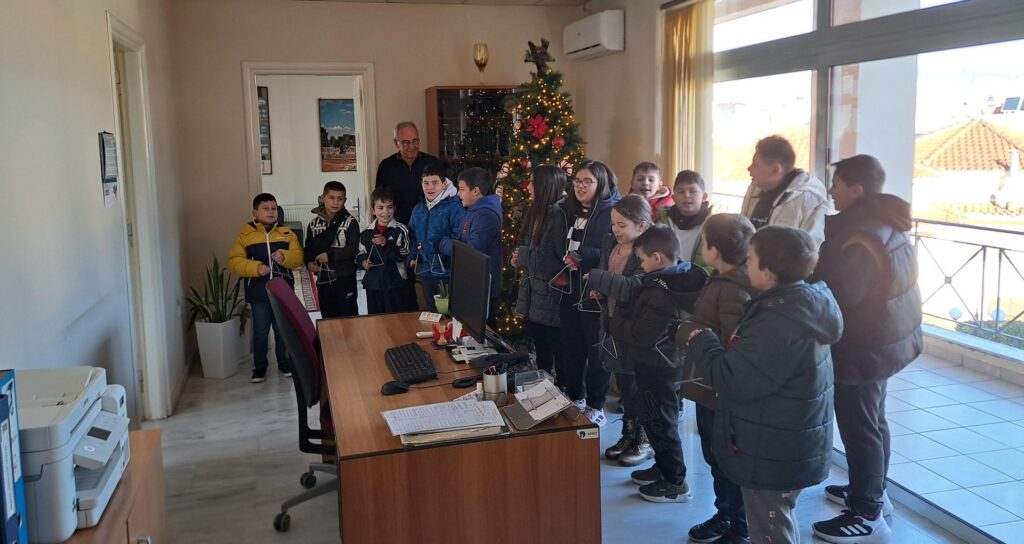 Η Ακαδημία του Παννεμεατικού έψαλε τα Πρωτοχρονιάτικα κάλαντα στον Δήμαρχο Νεμέας