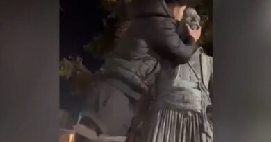 Συνελήφθη ο 15χρονος που έφτυνε το άγαλμα του Κατσαντώνη