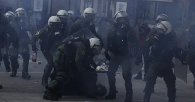 Σύνταγμα: Με χημικά διαλύθηκε η συγκέντρωση για τα Τέμπη