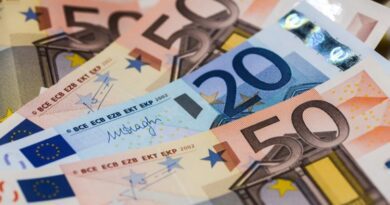 ΔΥΠΑ: Πώς θα πάρετε εφάπαξ το επίδομα 300 ευρώ