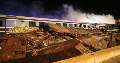 «Κόλαφος» η έκθεση Κοκοτσάκη για Τέμπη: 27 επιβάτες επέζησαν της σύγκρουσης αλλά κάηκαν ζωντανοί