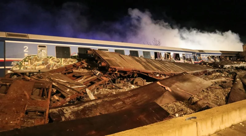 «Κόλαφος» η έκθεση Κοκοτσάκη για Τέμπη: 27 επιβάτες επέζησαν της σύγκρουσης αλλά κάηκαν ζωντανοί