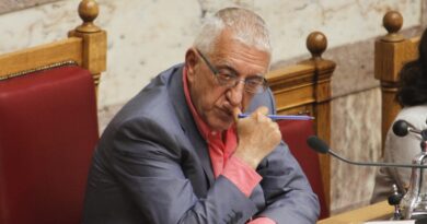 Τέμπη: Ενημέρωση για τις δικογραφίες που διαβιβάστηκαν στη Βουλή ζητούν από τον Κακλαμάνη συγγενείς θυμάτων