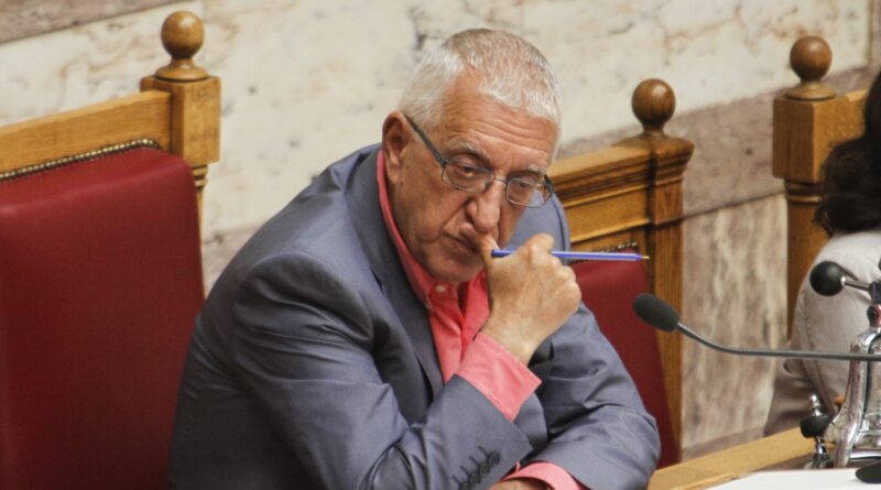 Τέμπη: Ενημέρωση για τις δικογραφίες που διαβιβάστηκαν στη Βουλή ζητούν από τον Κακλαμάνη συγγενείς θυμάτων