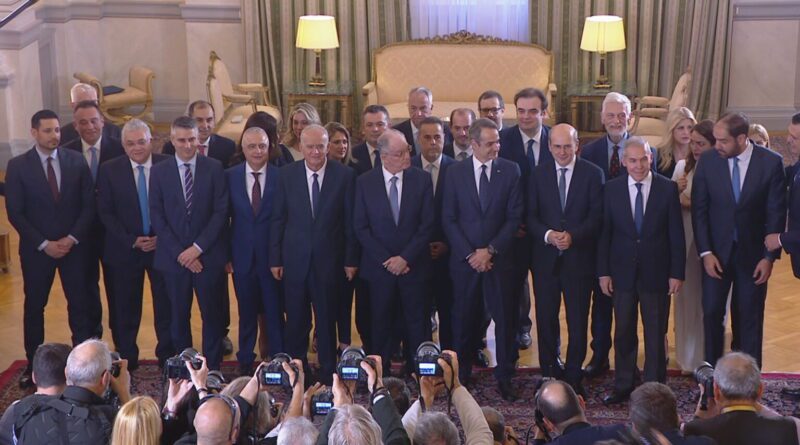 Η ορκωμοσία των νέων μελών της κυβέρνησης και το πρώτο υπουργικό