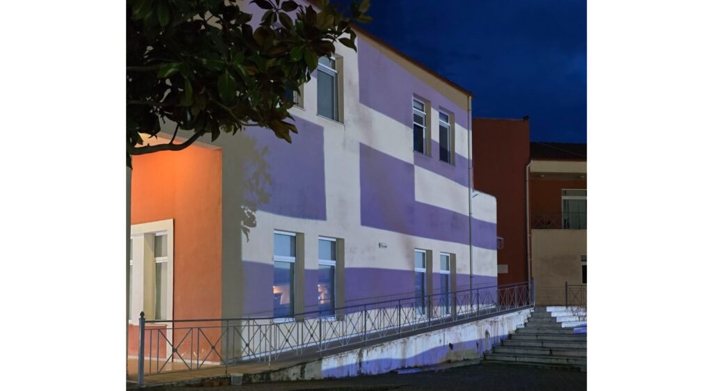 Στα χρώματα της ελληνικής σημαίας φωτίστηκε το Δημαρχείο Νεμέας