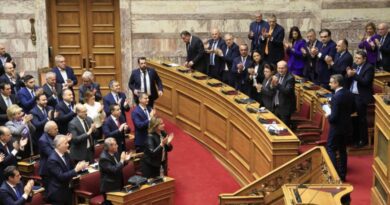 Απορρίφθηκε με 157 «κατά» η πρόταση δυσπιστίας στην κυβέρνηση