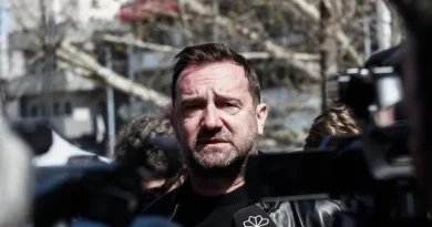 Πλακιάς: Για κακούργημα ο 15χρονος με τις μολότοφ, για πλημμέλημα οι πολιτικοί στα Τέμπη