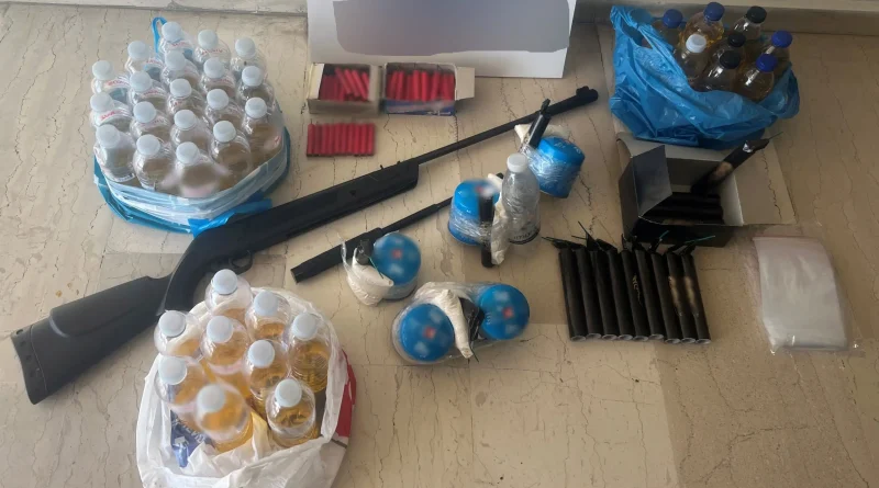 Κόρινθος: Συνελήφθησαν 3 άτομα για κατοχή εκρηκτικών μηχανισμών και κροτίδων