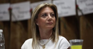Α.Γ Καλλής: Κάτω τα χέρια απ' αυτή τη φωνή, φωνή της συνείδησης της υγιούς κοινωνίας πέρα από κόμματα και κομματίδια