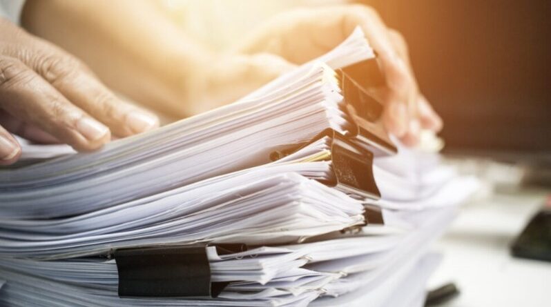 Δήμοι: Αναγκαστικά μέτρα κατά οφειλετών ακόμη και για τέλη κοιμητηρίου