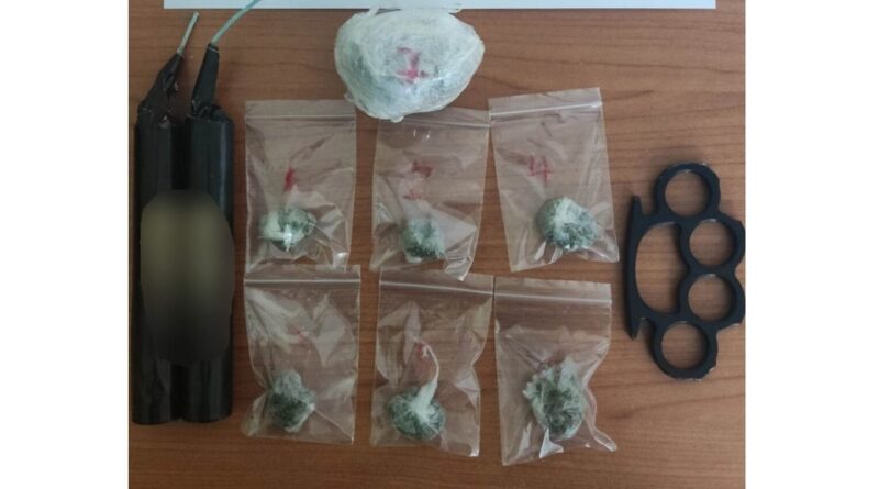 Λουτράκι: Συνελήφθη 17χρονος για κατοχή κάνναβης, σιδερογροθιάς και κροτίδων