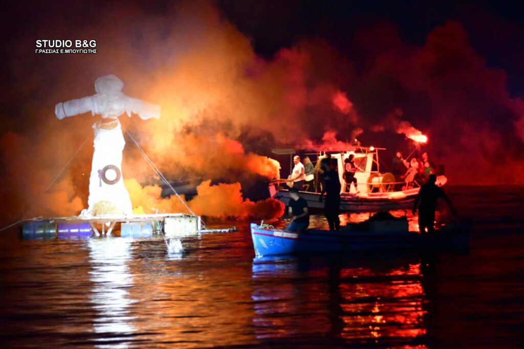 Εντυπωσιακές εικόνες από το κάψιμο τον Ιούδα μέσα στη θάλασσα στο Τολό Αργολίδας 