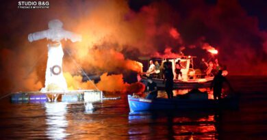 Εντυπωσιακές εικόνες από το κάψιμο τον Ιούδα μέσα στη θάλασσα στο Τολό Αργολίδας