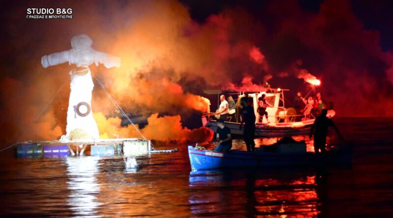 Εντυπωσιακές εικόνες από το κάψιμο τον Ιούδα μέσα στη θάλασσα στο Τολό Αργολίδας 