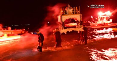 Περιφορά Επιταφίου μέσα στη θάλασσα στο Τολό Αργολίδας