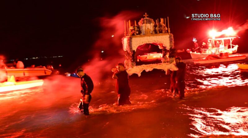 Περιφορά Επιταφίου μέσα στη θάλασσα στο Τολό Αργολίδας