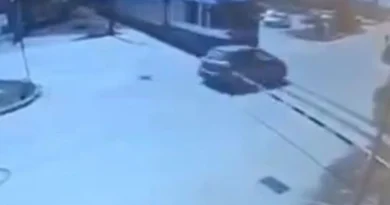 Πάτρα: Video από τη στιγμή που διερχόμενος συρμός του Προαστιακού συγκρούεται με ΙΧ