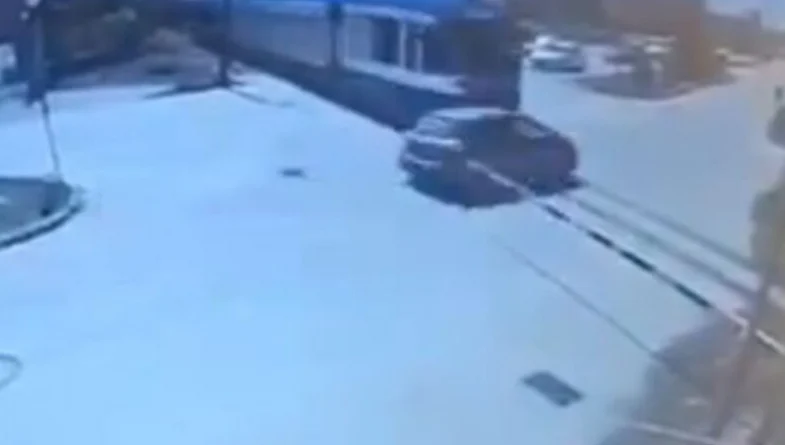 Πάτρα: Video από τη στιγμή που διερχόμενος συρμός του Προαστιακού συγκρούεται με ΙΧ