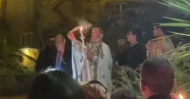Ιερέας στην Κεφαλλονιά άναψε… κροτίδα με το Άγιον Φως