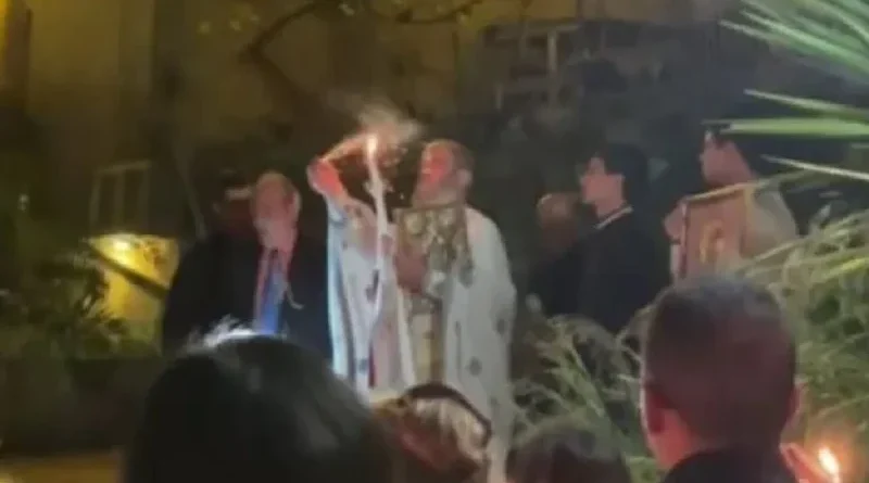 Ιερέας στην Κεφαλλονιά άναψε… κροτίδα με το Άγιον Φως