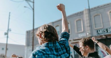 Ψωροκώσταινα 2.0: Ο Εσωτερικός Εχθρός και η Αντίσταση της Νεολαίας