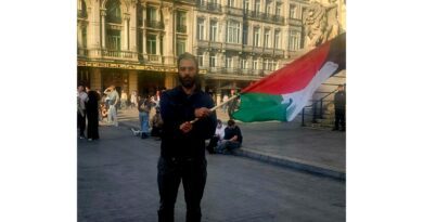 Γιάννης Σιάτος: Ύψωσε τη σημαία της Παλαιστίνης μπροστά από το Χρηματιστήριο των Βρυξελλών