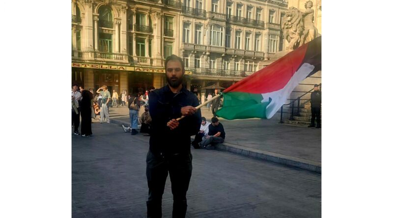 Γιάννης Σιάτος: Ύψωσε τη σημαία της Παλαιστίνης μπροστά από το Χρηματιστήριο των Βρυξελλών