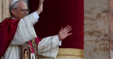 Βατικανό: «Habemus papam»: Λευκός καπνός στην Καπέλα Σιξτίνα – Νέος Πάπας ο Ρόμπερτ Πρεβόστ