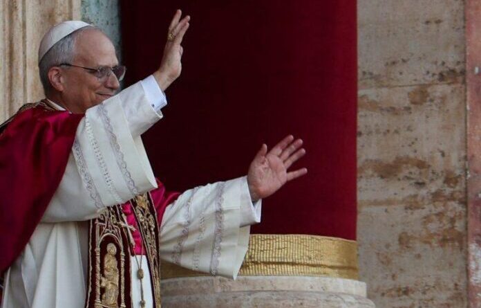 Βατικανό: «Habemus papam»: Λευκός καπνός στην Καπέλα Σιξτίνα – Νέος Πάπας ο Ρόμπερτ Πρεβόστ