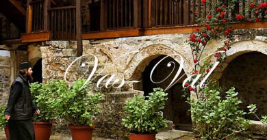 Φτιάχνοντας γλυκό τριαντάφυλλο στο Μοναστήρι του Αη-Γιώργη στη λίμνη Δόξα