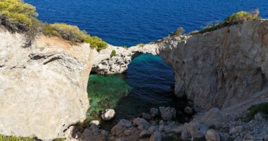 Σπηλιά της Φώκιας: Η κρυμμένη παραλία που δεν την βλέπει ποτέ ο ήλιος