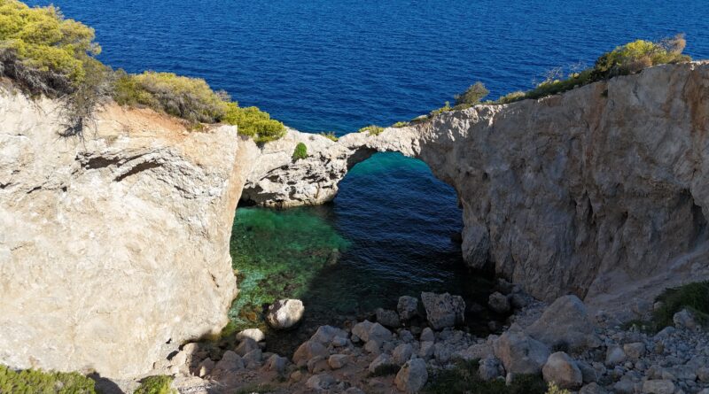 Σπηλιά της Φώκιας: Η κρυμμένη παραλία που δεν την βλέπει ποτέ ο ήλιος