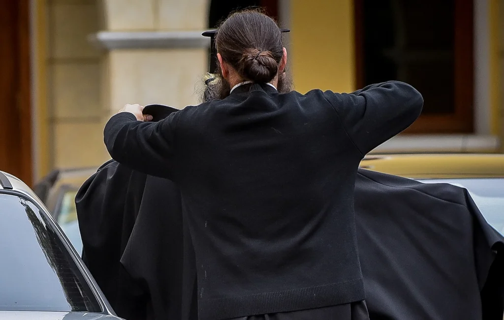 Άγριος ξυλοδαρμός ιερέα που προσπάθησε να σώσει δύο άντρες από καβγά σε πανηγύρι της Κορινθίας