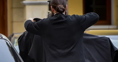 Άγριος ξυλοδαρμός ιερέα που προσπάθησε να σώσει δύο άντρες από καβγά σε πανηγύρι της Κορινθίας