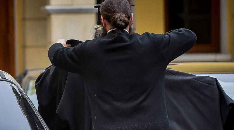 Άγριος ξυλοδαρμός ιερέα που προσπάθησε να σώσει δύο άντρες από καβγά σε πανηγύρι της Κορινθίας