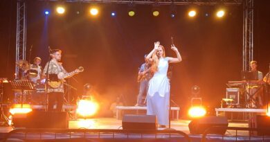 Ρένα Μόρφη στη Νέα Κίο: 2.500 θεατές κάτω απ’ τα αστέρια, δίπλα στη θάλασσα