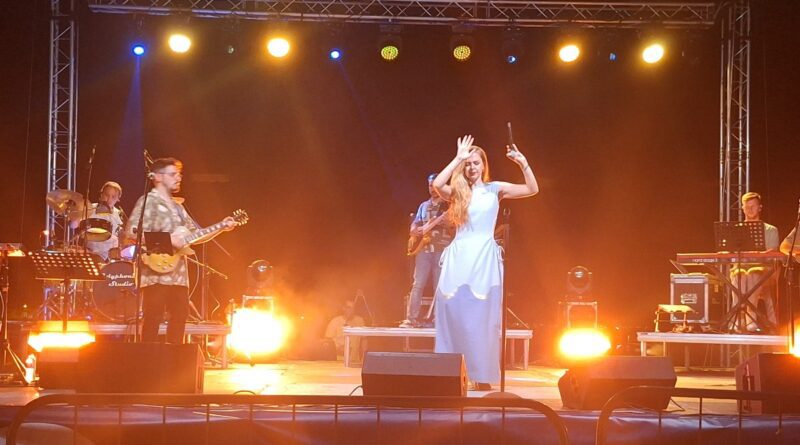 Ρένα Μόρφη στη Νέα Κίο: 2.500 θεατές κάτω απ’ τα αστέρια, δίπλα στη θάλασσα