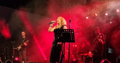 Πλήθος κόσμου στη συναυλία της Μελίνας Ασλανίδου στη Νεμέα