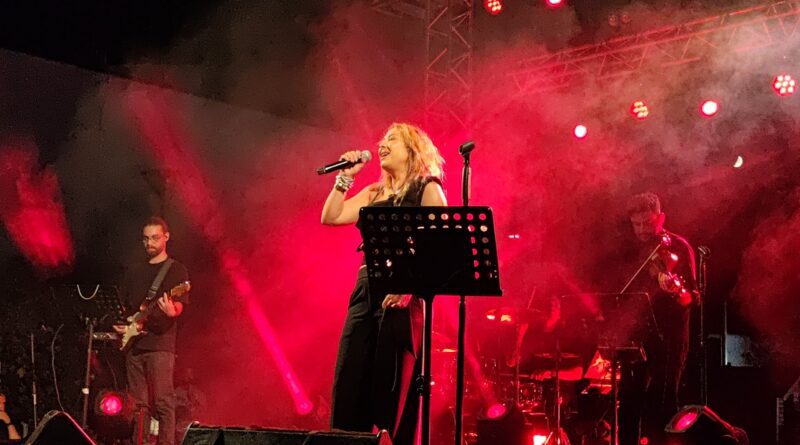 Πλήθος κόσμου στη συναυλία της Μελίνας Ασλανίδου στη Νεμέα