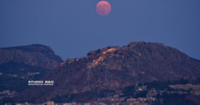 Η πανσέληνος του Αυγούστου πάνω από την πόλη του Ναυπλίου