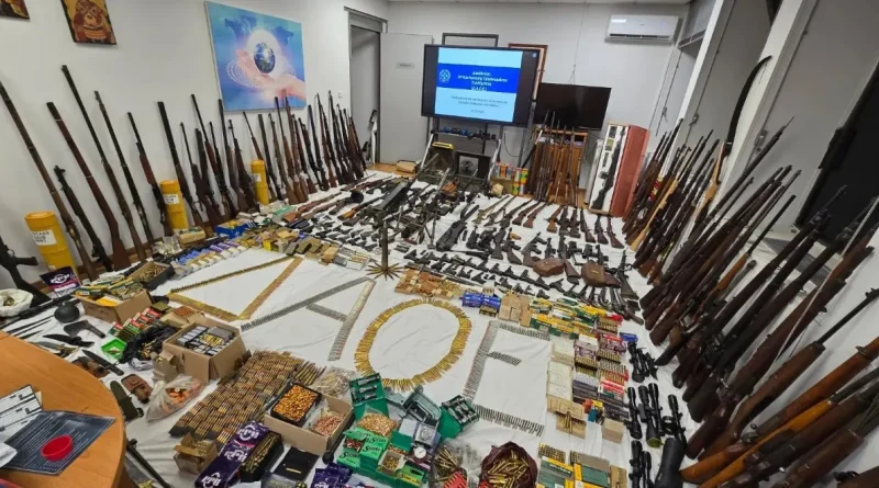 Οπλοστάσιο εντοπίστηκε σε σπίτι στο Κιάτο -Κατασχέθηκαν 174 όπλα -VIDEO