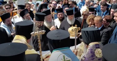 Πλήθος κόσμου και συγκίνηση στην ταφή του σκηνώματος του Μητροπολίτη Κορίνθου κ.κ Διονυσίου