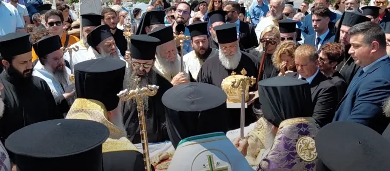 Πλήθος κόσμου και συγκίνηση στην ταφή του σκηνώματος του Μητροπολίτη Κορίνθου κ.κ Διονυσίου