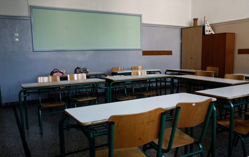 Αναπληρωτές εκπαιδευτικοί αναγκάζονται να μένουν σε σκηνές